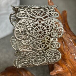🐸Silver-toned filigree stretch 1.75” wide cuff bracelet